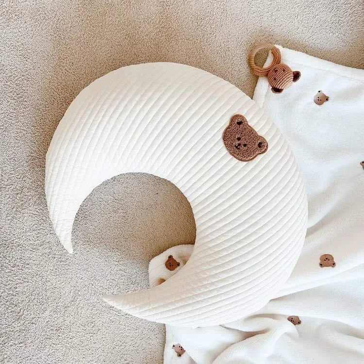 Coussin d'allaitement en croissant de lune avec motif ours