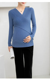 Pull allaitement chaud bleu en maille côtelée, col V croisé