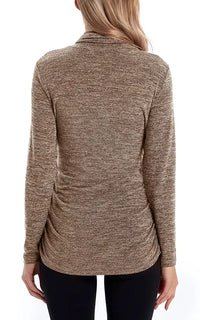 Pull grossesse et allaitement, détail du cache-cœur croisé