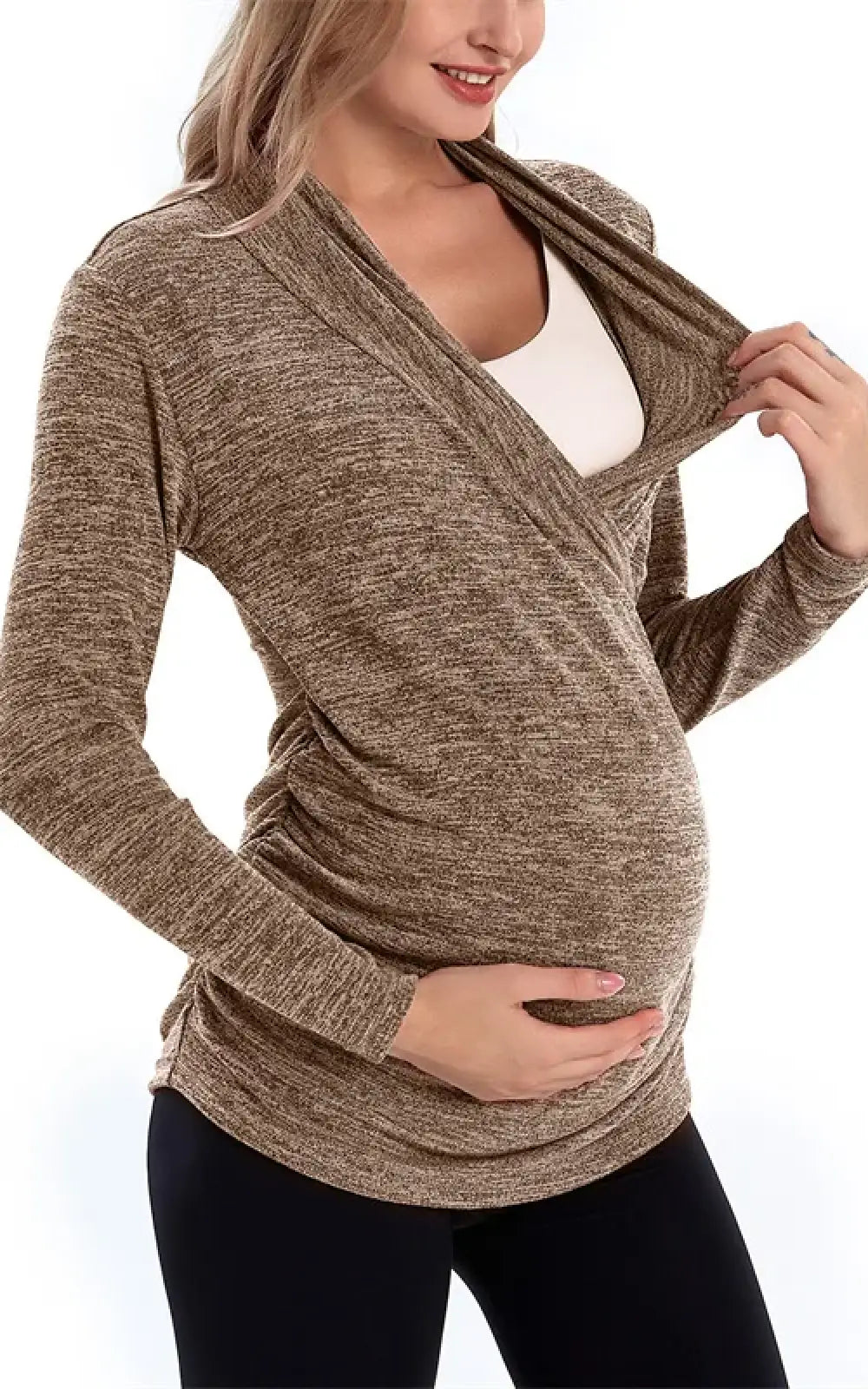 Pull grossesse et allaitement à cache-cœur, porté sur un ventre de grossesse