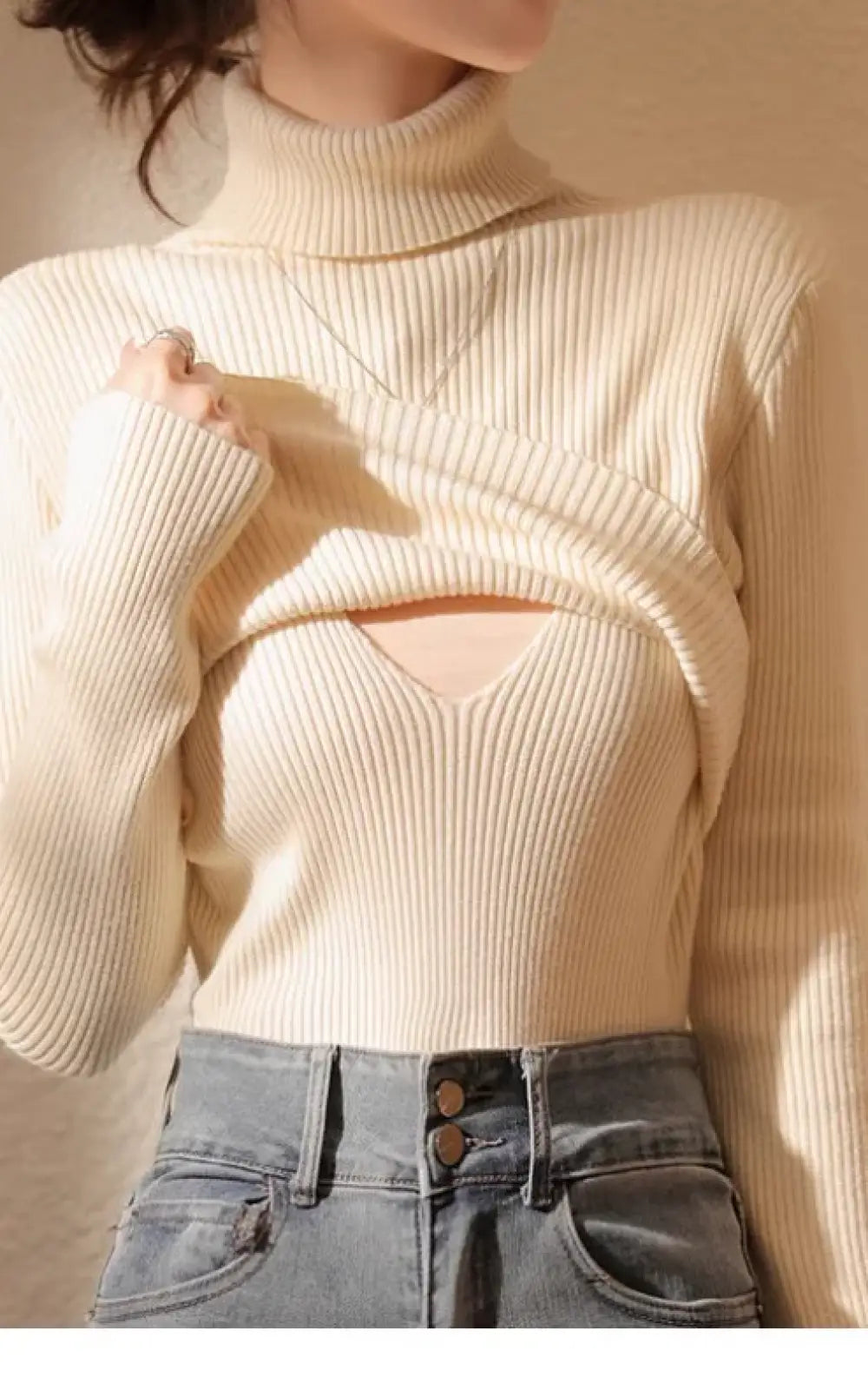 Ouverture d'allaitement du sous-pull beige, couche courte soulevée